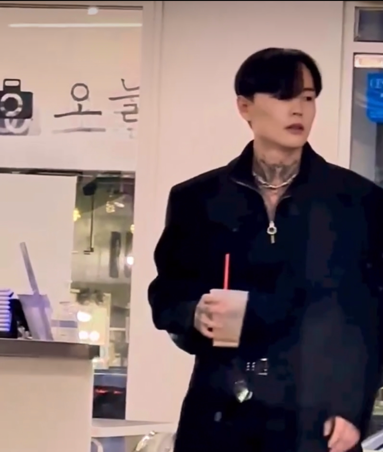 Hongin: Just Walking  Sexy (Model or An Actor?) (Video)